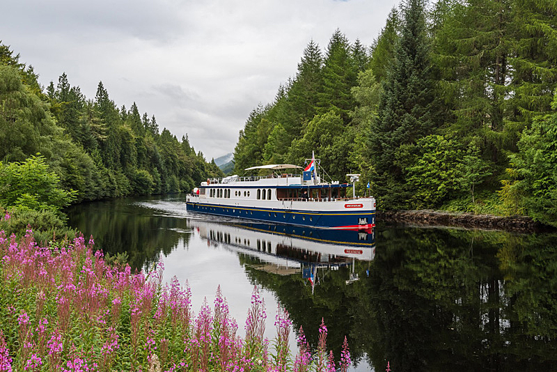 Hotel Barge Spirit of Scotland Barging in Scotland with hotel barge Spirit of Scotland